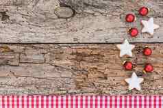 圣诞节装饰明星形状饼干装饰物红色的网纹织物边境乡村木背景复制空间