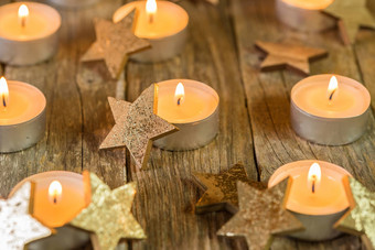 出现圣诞节<strong>蜡烛</strong>火焰金明星装饰木表格