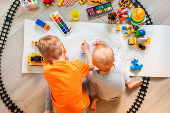 学前教育男孩画地板上纸玩教育玩具块火车铁路车辆首页托儿所玩具学前教育幼儿园前视图