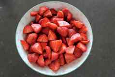 切片新鲜的草莓瓷碗