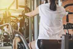 女人锻炼锻炼机健身房概念健身