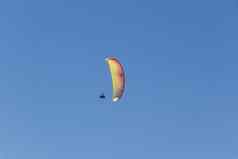 色彩斑斓的降落伞飞行员蓝色的天空跳伞