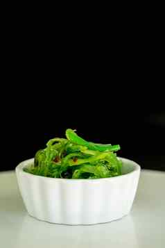 日本食物概念新鲜的海藻沙拉芝麻种子白色碗