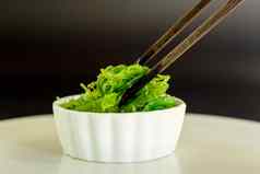 日本食物概念新鲜的海藻沙拉芝麻种子碗