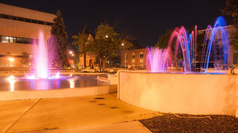 喷泉晚上灯斯普林菲尔德伊利诺斯州美国
