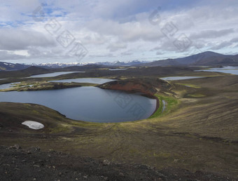 视图景<strong>观色</strong>彩斑斓的火山口湖火山雪覆盖山一点点沃特恩湖泊受欢迎的钓鱼区域当地的中央冰岛高地中间黑<strong>色</strong>的熔岩沙漠