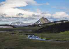 美丽视图营地斯特鲁图尔景观梅利费尔山绿色草蓝色的水流溪雪打补丁的山金小时光彩虹自然储备山背冰岛