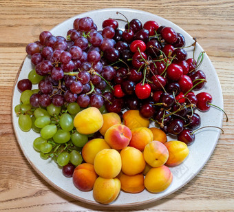 新鲜的水果板水果生活菜新鲜的水果葡萄樱桃桃子板