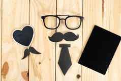 快乐父亲一天背景概念眼镜黑板上黑色的心形状领带黑色的胡子木背景复制空间文本