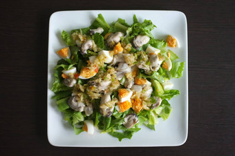 辣的未煮过的牡蛎泰国草本植物海鲜菜单服务泰国餐厅