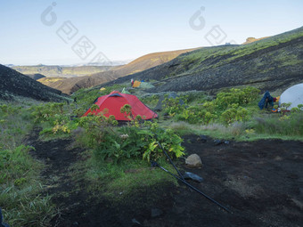 冰岛兰德曼纳劳卡8月色彩斑斓的帐篷机器人营地冰岛洛加徒步旅行小道绿色谷火山景观熔岩字段视图片冰川早期早....日出视图
