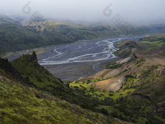 视图前valahnukur山景观绿色谷托尔斯莫克锋利的绿色岩石河粉碎δ绿色森林多雾的夏天一天高地冰岛