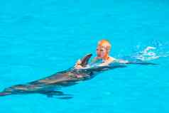 快乐男孩游泳海豚海豚馆