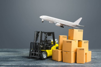 黄色的叉车卡车纸板盒子运费飞机生产运输货物存储运费航运零售运输物流基础设施进口出口货物交付