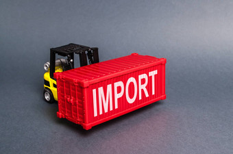 叉车携带红色的运费容器标签<strong>进口</strong>概念<strong>进口</strong>货物运输服务节点货物交通产品贸易战争平衡强大的经济全球化