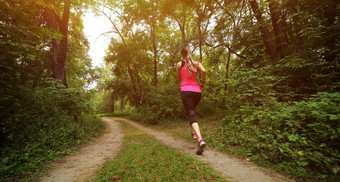 年轻的健身女人运行早....森林小道健康的适合生活