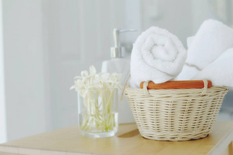 漂亮的折叠白色毛巾化妆品奢侈品卧室卧室股票照片床上酒店卧室酒店房间毛巾液体肥皂