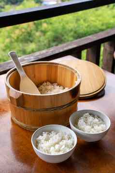 美味的煮熟的平原大米大木碗即食