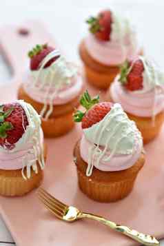 草莓蛋糕奶油水果白色巧克力