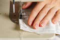女人作品缝纫机裁缝缝纫白色窗帘关闭视图