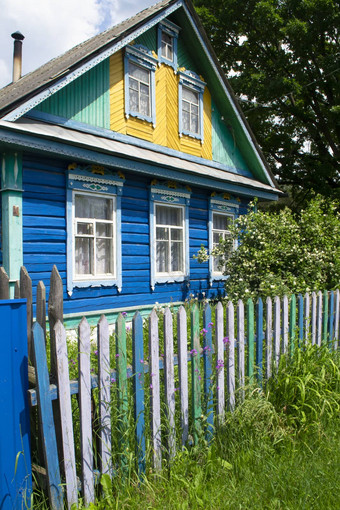 传统的村房子白俄罗斯窗户雕刻百叶窗窗帘