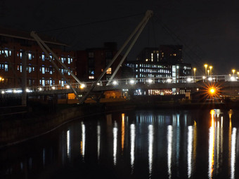 城市景观视图运河入口克莱伦斯码头区域利兹行人桥穿越水反<strong>射灯</strong>建筑晚上天空云