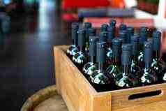 木盒子填满瓶酒银行聚会，派对庆祝活动露天餐厅