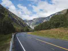 绕组路山山丘trolltindene巨魔墙Trollveggen最高的垂直山欧洲壮丽景色谷挪威蓝色的天空白色云夏天路旅行旅行风景