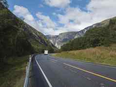 白色露营者的车绕组路山山丘trolltindene巨魔墙Trollveggen壮丽景色谷挪威蓝色的天空白色云夏天路旅行旅行风景