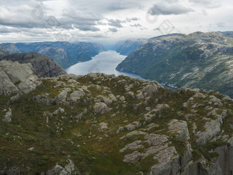 视图峡湾利瑟峡湾<strong>讲坛</strong>岩巨大的悬崖著名的挪威的观点喜怒无常的天空秋天一天自然旅行背景假期徒步旅行假期概念