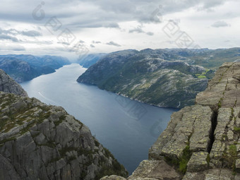 <strong>讲坛</strong>岩巨大的悬崖峡湾利瑟峡湾著名的挪威的观点人喜怒无常的秋天一天自然旅行背景假期徒步旅行假期概念