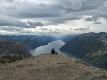 徒步旅行者女人欣赏视图峡湾利瑟峡湾<strong>讲坛</strong>岩巨大的悬崖著名的挪威的观点喜怒无常的秋天一天自然旅行背景假期徒步旅行假期概念