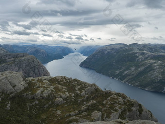 视图峡湾利瑟峡湾<strong>讲坛</strong>岩巨大的悬崖著名的挪威的观点喜怒无常的天空秋天一天自然旅行背景假期徒步旅行假期概念