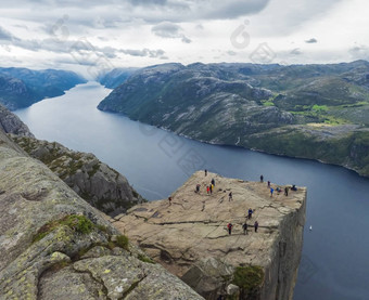 <strong>讲坛</strong>岩巨大的悬崖峡湾利瑟峡湾著名的挪威的观点集团游客徒步旅行者喜怒无常的秋天一天自然旅行背景假期徒步旅行假期概念