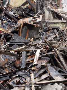黑色的燃烧木材木板碎片倒塌房子摧毁了火