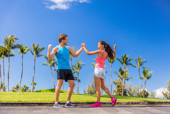 挑战成功跑步者人高五健身目标成就运动员夫妇欢呼鼓掌手赢得比赛在户外体育生活方式个人教练鼓励女孩