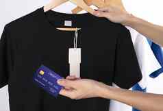 模型空白黑色的t恤空白标签标签广告手持有信贷卡购物衬衫