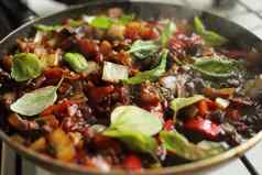 健康的食物蔬菜炸锅番茄茄子洋葱胡椒西葫芦