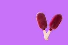 草莓冰棒紫罗兰色的背景
