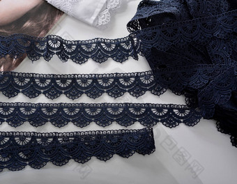 磁带蓝色的温柔的网络花边美丝绸花边织物光背景