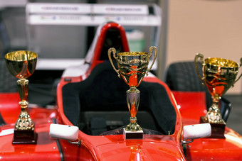 奖杯赢家红色的赛车车