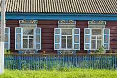 古董木观赏雕刻窗户帧外观乡村人房子白俄罗斯