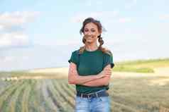 女人农民站农田微笑女农学家专家农业农业综合企业快乐积极的高加索人工人农业场