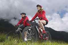 肖像夫妇骑自行车农村