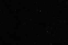 星星晚上天空明亮的ζophiuchi星座蛇夫座球状集群可见较低的部分长堆放曝光照片