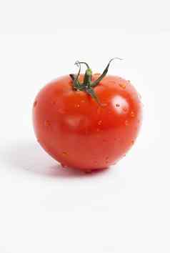 特写镜头新鲜的红色的番茄水滴白色背景