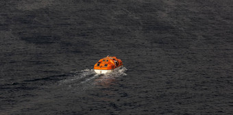 视图单橙色生活船航行海