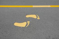 黄色的脚象征走路径路