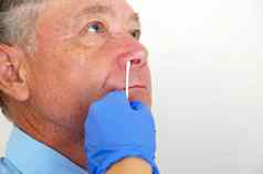 医生需要测试冠状病毒男人的鼻子