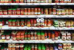 货架上罐头蔬菜食物超市模糊散焦图像
